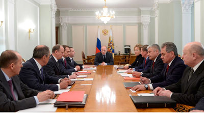 بوتين خلال اجتماعه مع مجلس الأمن القومي في الكرملين أمس.   أ.ب
