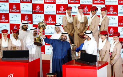 محمد بن راشد يرفع كأس دبي العالمي. وام
