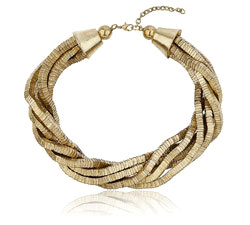 القلائد متعددة الطبقات تنطق بالفخامة والأبّهة.