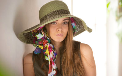 قبعة القش تعد نجمة القبعات في ربيع/صيف 2014، كونها تستحضر صورة البحر والشاطئ، وتشيع أجواء المرح والانطلاق. د.ب.أ