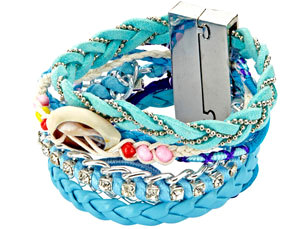 السوار متعدد الطبقات يمنح المرأة إطلالة عصرية.