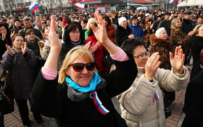 متظاهرون مؤيدون لروسيا في القرم قبل الاستفتاء على الانضمام إليها.  غيتي
