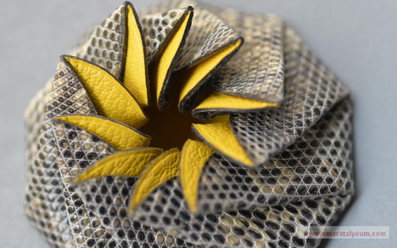 محفظة نقود مصنوعة من جلد سحلية من تصميم المصمم الفرنسي سيرج اموروسو. الصور من أ ف ب