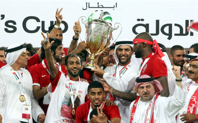النابودة يحتفل مع لاعبي الأهلي بكأس رئيس الدولة في العام الماضي. تصوير: أسامة أبوغانم