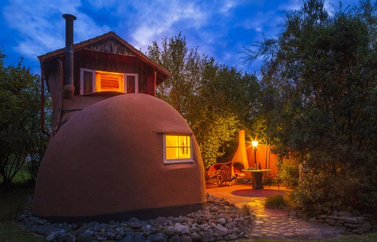 يمتلك الزوجان ستيف وجودي بيتا مميزا جدا، صنع بطريقة خاصة وحسب طلبهما على شكل "حذاء" ضخم يتكون من غرفة وصالة مكتملة المرافق والمكملات التي تجعل منه منزلا فندقيا