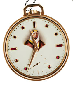 ساعة مصممة من دار «باتيك فيليب» عام 1953، تكريماً للملك عبدالعزيز آل سعود، مؤسس المملكة العربية السعودية.