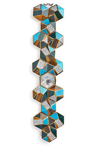 يبرز الخنجر اليمني في هذه الساعة المصنوعة من الفيروز الأزرق والألماس، وسوارها على شكل عين النمر.