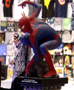 تعتمد المعروضات بشكل أساسي على الشخصيات الأكثر جذباً للأطفال، منها «إيرون مان» و«سبايدر مان» و«بات مان» و«السنافر». وتحتل التكنولوجيا جزءاً مهماً من خلال عرض أحدث الألعاب الإلكترونية التي تجذب الصغار. تصوير: أشوك فيرما