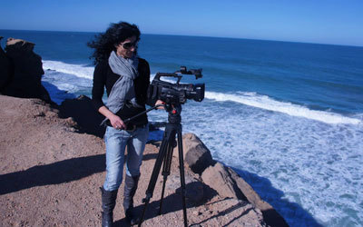 تغريد سعادة خلال جولة تصوير في المغرب لفيلمها الوثائقي الجديد «العائدون» عن الصحراويين المغاربة الذين عادوا من مخيّم تندوف إلى المغرب. من المصدر
