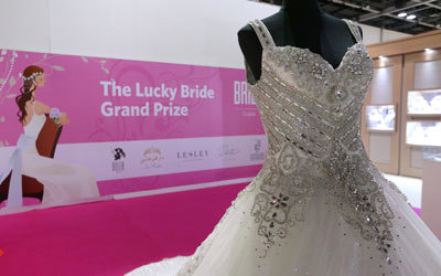 المعرض قدم باقة منوّعة من التصاميم العصرية، وفساتين الزفاف والسهرة، والملابس الجاهزة والقفطان المغربي.