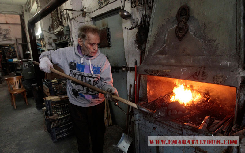 يبدو أن اليونان تعشق الحفاظ على الأصالة والتراث. وآخر الدلائل على ذلك الحداد العجوز مينيوس ليوفاغوس البالغ من العمر 65 عاماً والذي يعد أحد آخر الحدادين الكلاسيكيين في العاصمة اليونانية أثينا. إي بي أيه