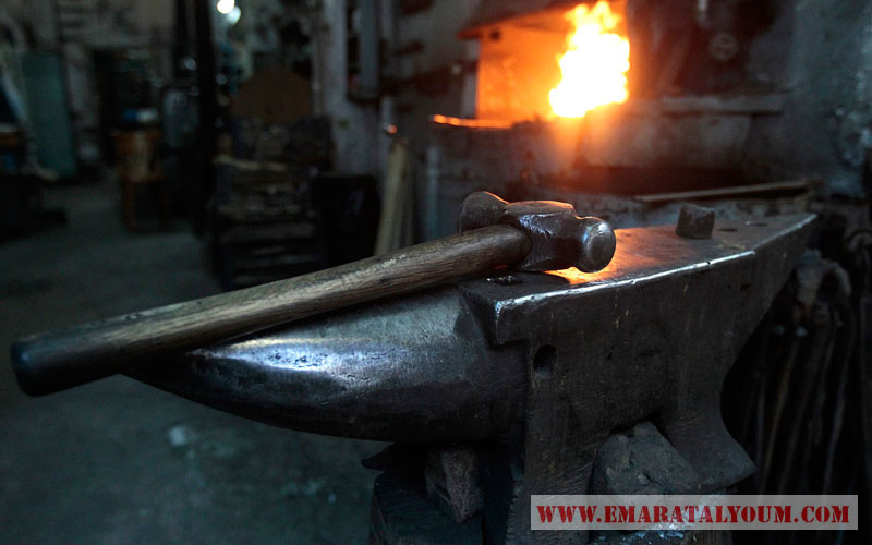 ليوفاغوس لايزال أمينا للطريقة التقليدية التي تعتمد على فرن يتم إيقاده بواسطة الفحم والنفط لرفع درجة الحرارة إلى 1500 درجة مئوية.