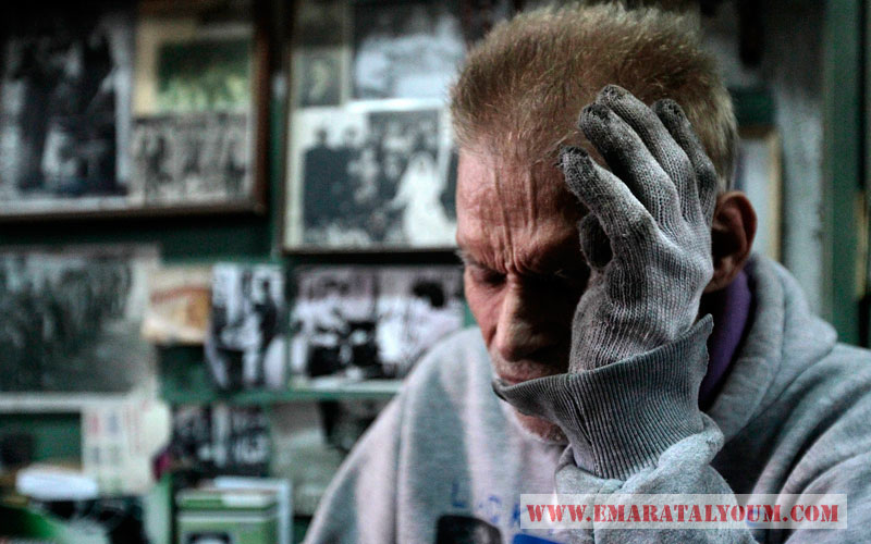 يقول ليوفاغوس أنه تعلم "الصنعة" وهو بعمر 10 أعوام  من والده الذي يبلغ من العمر 90 عاماً لكنه يعمل مع ابنه في الحدادة ولعله أقدم حداد تقليدي في اليونان كلها.