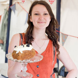الطاهية البريطانية الشهيرة ليلي فانيلي، المختصة بعمل المخبوزات والحلويات تشارك في الحدث.

من المصدر