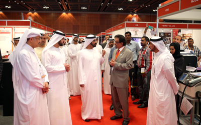 محمد بن راشد يستمع لشرح حول معرض الليزر العالمي بحضور مكتوم بن محمد. وام