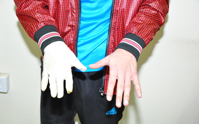 المتهمون استخدموا قفازات تساعد على عدم انزلاق الأسلحة من أيديهم.