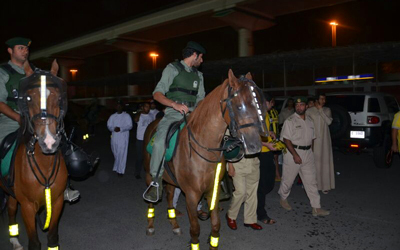 أفراد الشرطة يستخدمون الخيول في تأمين الموقف. من المصدر