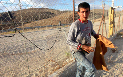 يوسف بالقرب من السياج حيث أطلقت عليه نيران الاحتلال. الإمارات اليوم