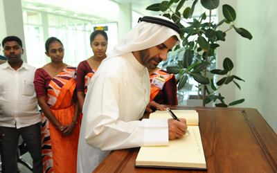 أحمد بن سيف يوقع في سجل كبار الزوار بمطار ماتالا. الإمارات اليوم