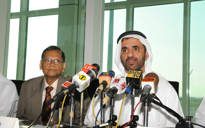 أحمد بن سيف ووزير الشؤون الخارجية السريلانكي خلال المؤتمر الصحافي في ماتالا.