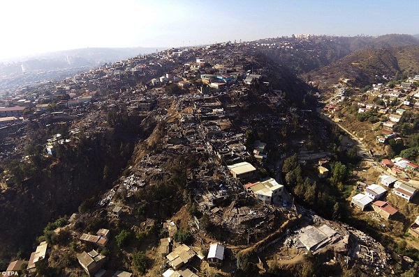 صور لحجم الدمار الذي خلفه الحريق الهائل الذي اندلع في  مدينة فالباريسو المرفئية بوسط تشيلياتى على عدد من احيائها كما خلف عشرات  القتلى  - وكالات