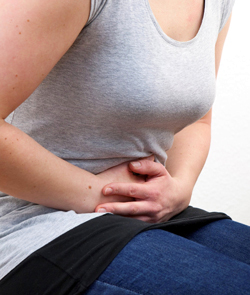 غالباً ما يتسبب التعرّض لضغوط عصبية في العمل أو في الحياة الخاصة في زيادة شدة أعراض القولون العصبي.  د.ب.أ