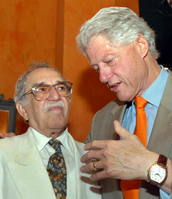 ماركيز مع الرئيس الأميركي السابق بيل كلينتون. أرشيفية