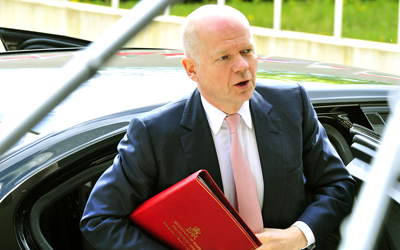 وليام هيغ يدين خرق النظام السوري وقف إطلاق النار في حمص وحرمانه المرعب لوصول المساعدات الإنسانية.  أ.ف.ب