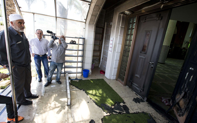 الشيخ رائد صلاح يتفقد آثار اعتداء متطرفين يهود على مسجد أبوبكر في أم الفحم.  أ.ف.ب