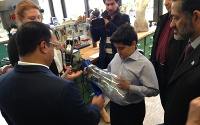 أديب أدهش علماء كباراً بجدالهم في اختراعاتهم. وام