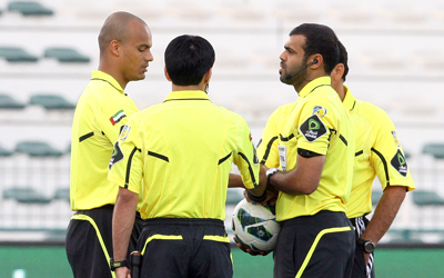 حكام كرة القدم سيخضعون لتقييم قبل بداية الموسم الجديد لتلافي الأخطاء وتطوير الأداء التحكيمي.    تصوير: أسامة أبوغانم