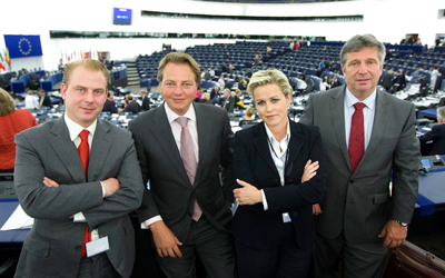 عضو البرلمان عن هولندا النائب دانيال فان دير ستيوب (أقصى اليسار) مع عدد من أعضاء البرلمان الأوروبي.  من المصدر