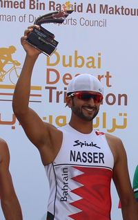 ناصر بن حمد آل خليفة يحمل جائزة المركز الأول. من المصدر