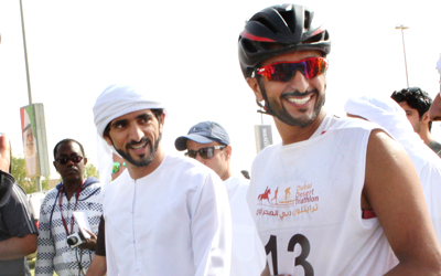 حمدان بن محمد وناصر بن حمد خلال السباق.  من المصدر