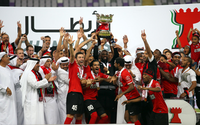 فرحة كبيرة للاعبي الأهلي خلال تتويجهم أمس بلقب الكأس. الإمارات اليوم