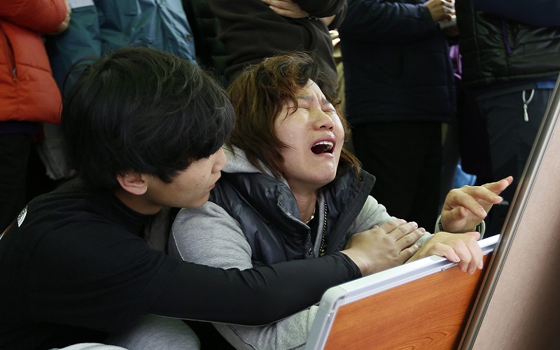 اشتبك أقارب غاضبون لمئات المفقودين داخل العبارة الكورية الجنوبية الغارقة، مع الشرطة، بالتزامن مع انتشال غواصين من خفر السواحل جثث إضافية من العبارة. الصور من الوكالات