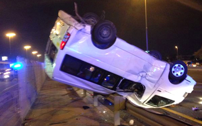 مركبة في الحادث الأول تعلقت فوق الحاجز الفاصل بين الاتجاهين في شارع الشيخ زايد. من المصدر