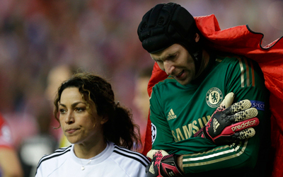 حارس تشلسي بيتر تشيك خرج في الشوط الأول مصاباً ليتأكد غيابه حتى نهاية الموسم. رويترز