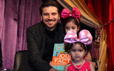 سامي يوسف يشارك الأطفال القراءة في «الشارقة القرائي»