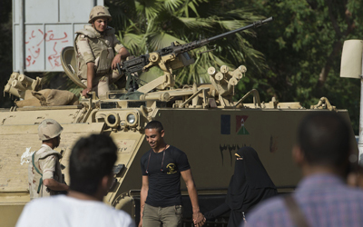 آلية للجيش المصري قرب جامعة القاهرة حيث يوجد الجيش في مناطق عدة بالعاصمة لدعم قوات الشرطة. أ.ف.ب