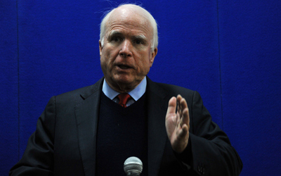 جون ماكين: أريد أن تسقط طائرات الأسد من أجل وقف المجازر الفظيعة التي يرتكبها ضد المدنيين. أ.ف.ب