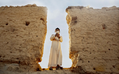 إبراهيم الراسبي يقدم فيلمه «لحظات» الحائز جائزة أفضل فيلم وأفضل إخراج في المسابقة الرسمية الخليجية لأفلام الطلبة، العام الماضي. من المصدر