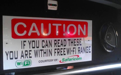 ملصق إعلاني يوضح توافر خدمة &laquo;واي فاي&raquo; في إحدى الحافلات الكينية. أرشيفية