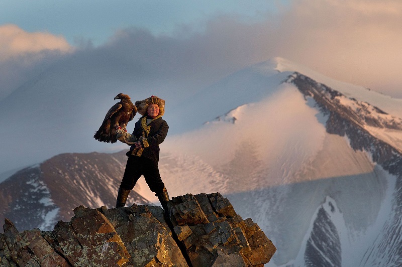 تمارس الفتاة أشول-بان عملها في الشتاء حين تنخفض درجة الحرارة إلى 40 تحت الصفر