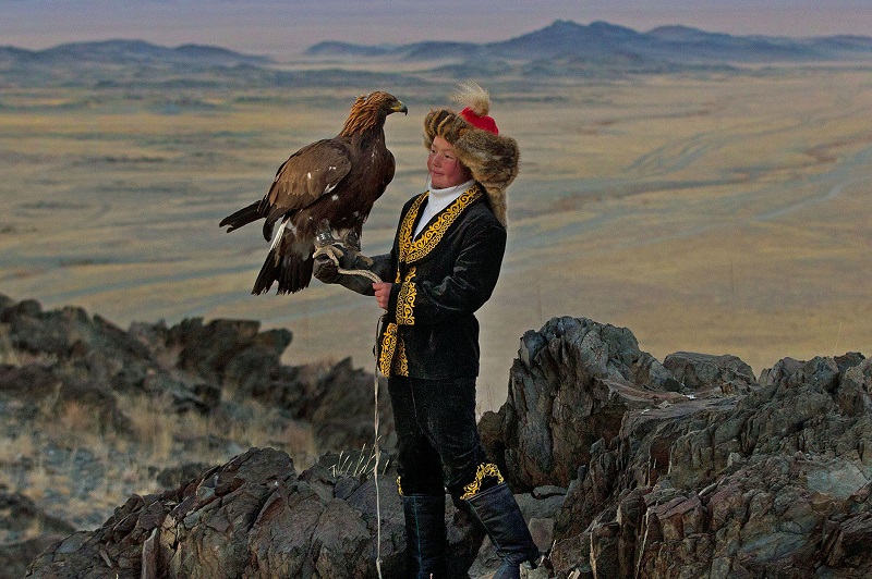 وأشول-بان، هي ابنة أحد الصيادين المشهورين، وربما تكون هي الصيادة الوحيدة الأنثى المتدربة في البلاد.