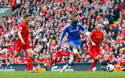 النجم با يسجل هدف تشيلسي الأول مستغلاً خطأ جيرارد. أ.ف.ب