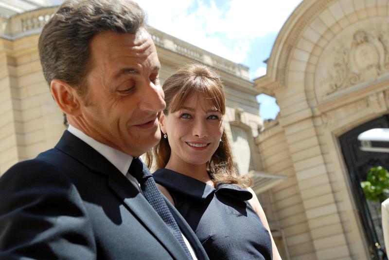 نظرة المرأة تضعف القلوب العظيمة-المصدر :أ.ب.أ