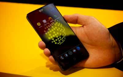 هاتف «بلاك فون» مزود بإصدار خاص من نظام «أندرويد» وسيطلق يونيو المقبل. أرشيفية