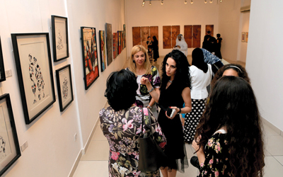 شاركت في المعرض 25 فنانة تنوعت أعمالهن بين التشكيل والخط العربي. تصوير: تشاندرا بالان