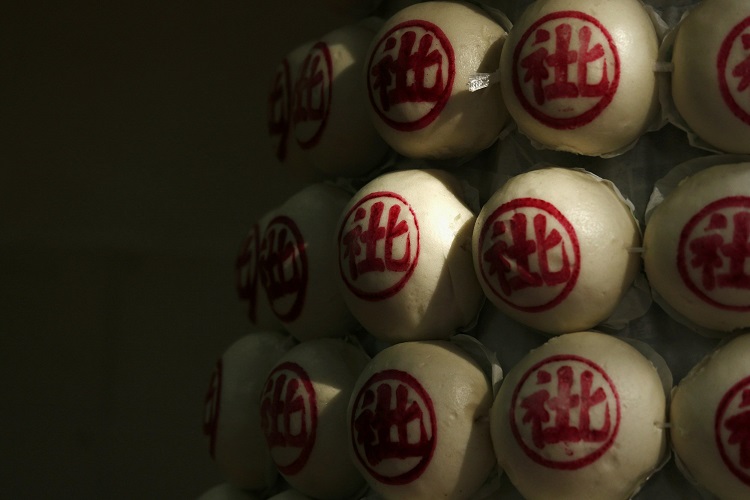 ويتضمن الاحتفال صناعة نوع معين من الفطائر التي ترمز للأمن والأمان وتساعد على تهدئة الأرواح الثائرة كما يعتقد السكان المحليون